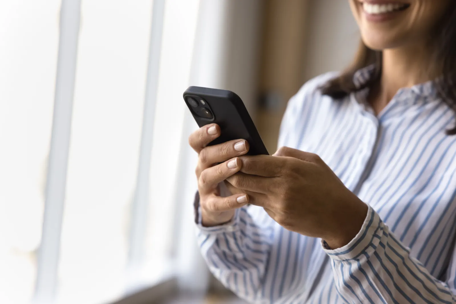 Person använder en mobilapp i telefonen — Nordkod utvecklar appar för iOS och Android